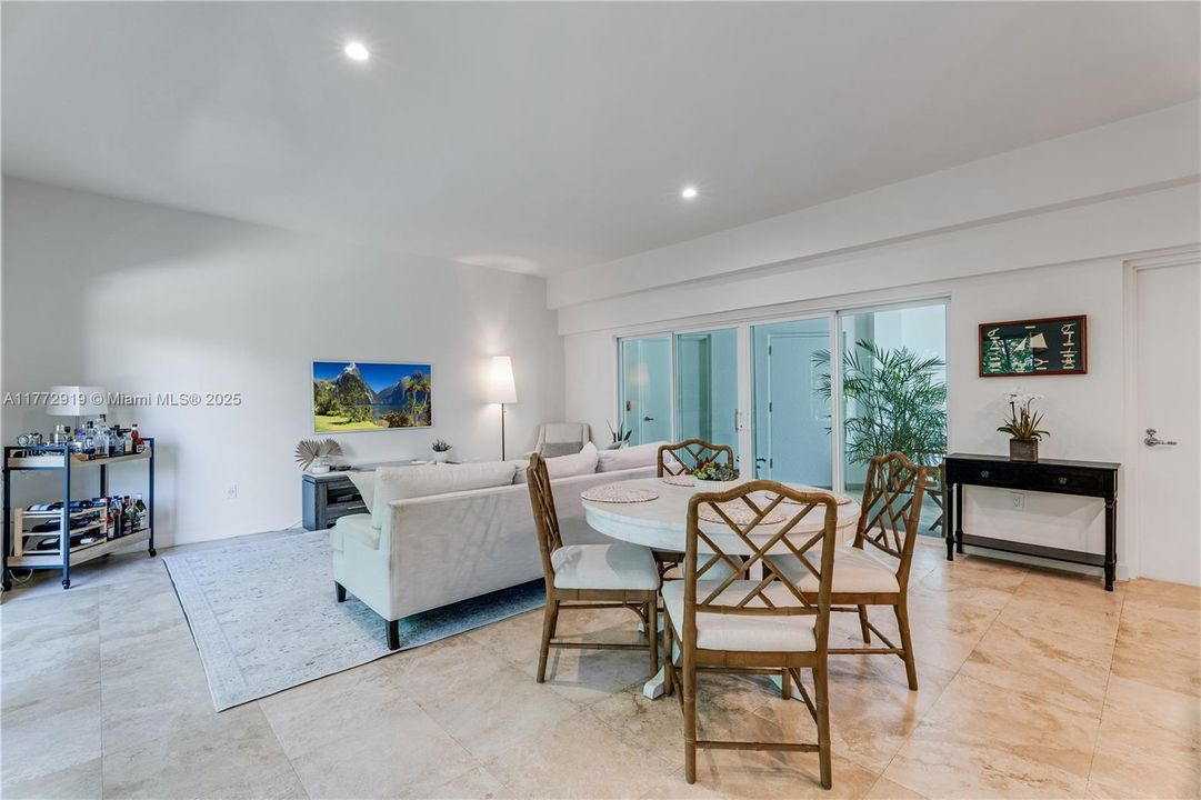 Vendido Recientemente: $1,099,000 (2 camas, 2 baños, 1469 Pies cuadrados)