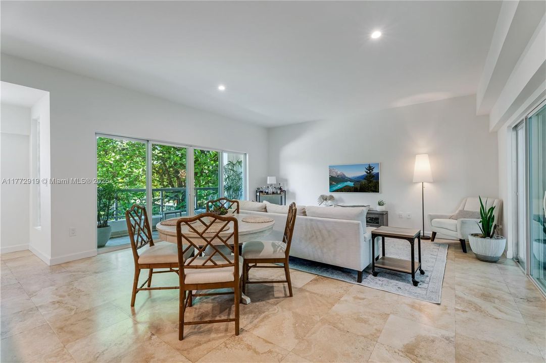 Vendido Recientemente: $1,099,000 (2 camas, 2 baños, 1469 Pies cuadrados)