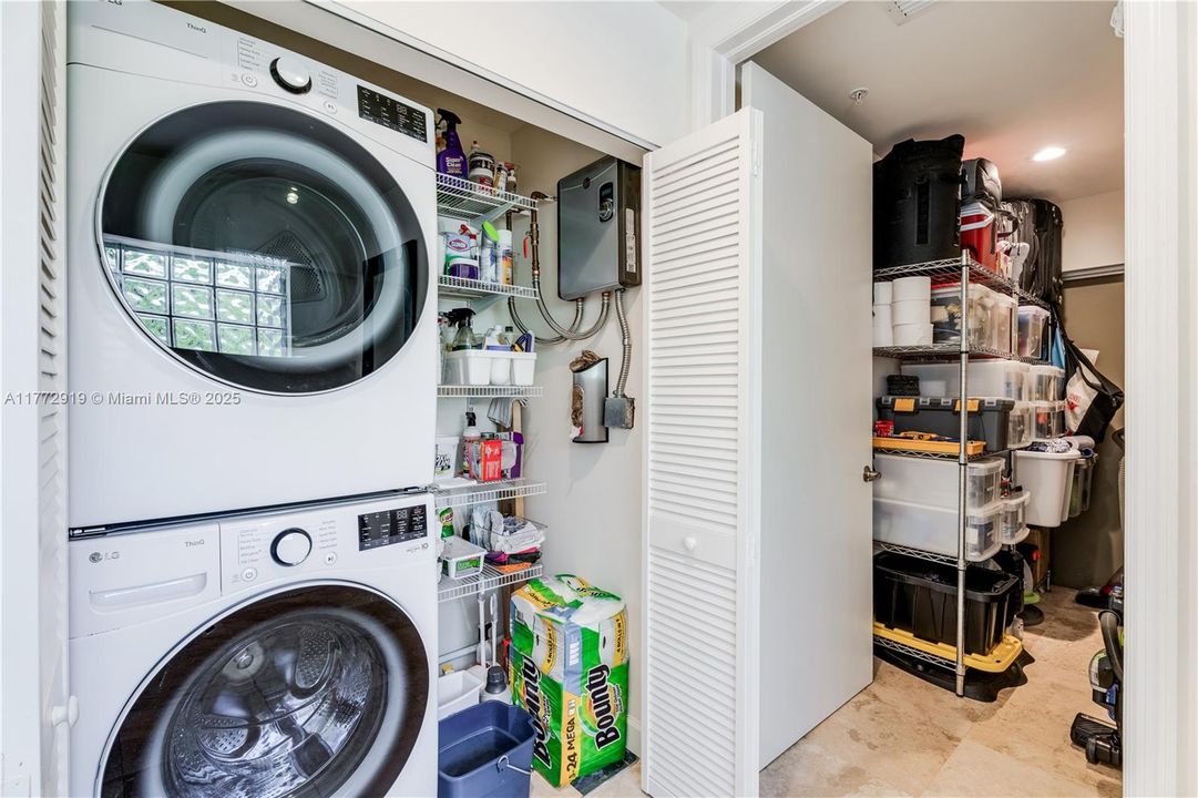 Vendido Recientemente: $1,099,000 (2 camas, 2 baños, 1469 Pies cuadrados)