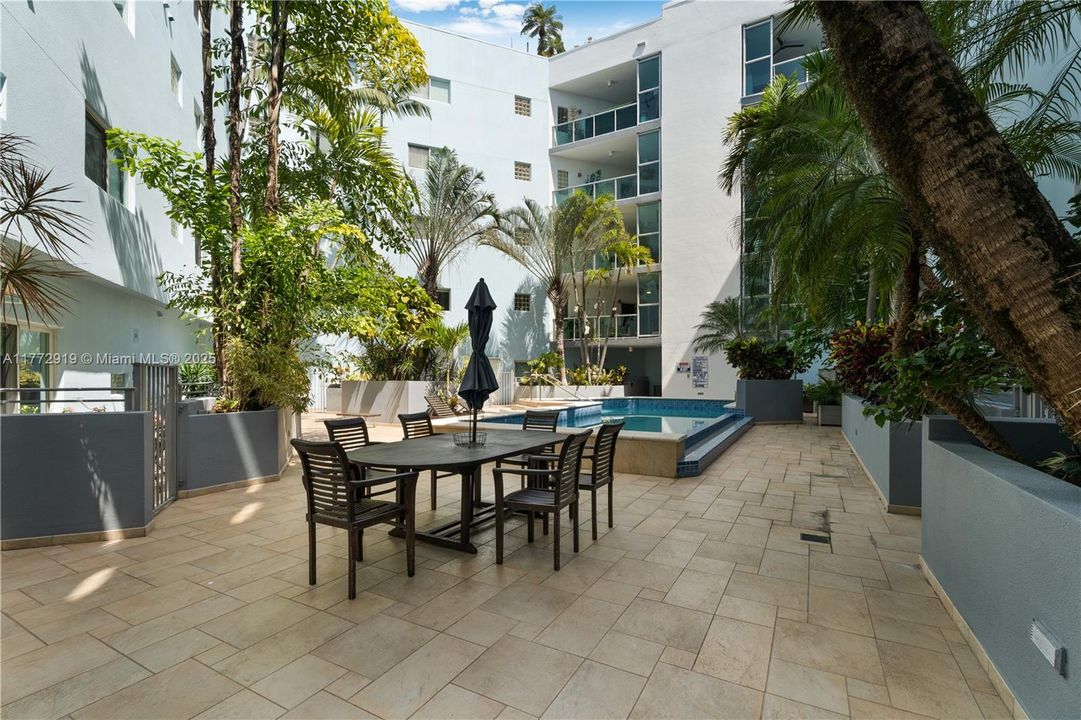 Vendido Recientemente: $1,099,000 (2 camas, 2 baños, 1469 Pies cuadrados)