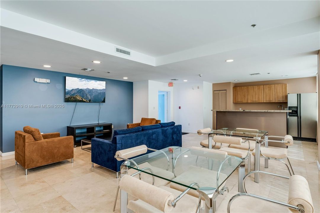 Vendido Recientemente: $1,099,000 (2 camas, 2 baños, 1469 Pies cuadrados)