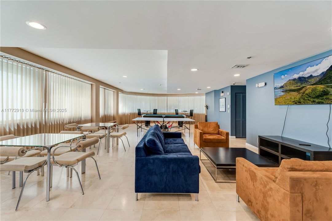 Vendido Recientemente: $1,099,000 (2 camas, 2 baños, 1469 Pies cuadrados)