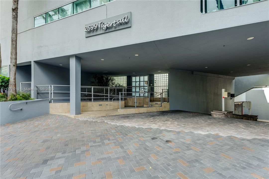 Vendido Recientemente: $1,099,000 (2 camas, 2 baños, 1469 Pies cuadrados)