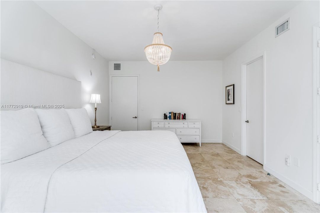 Vendido Recientemente: $1,099,000 (2 camas, 2 baños, 1469 Pies cuadrados)