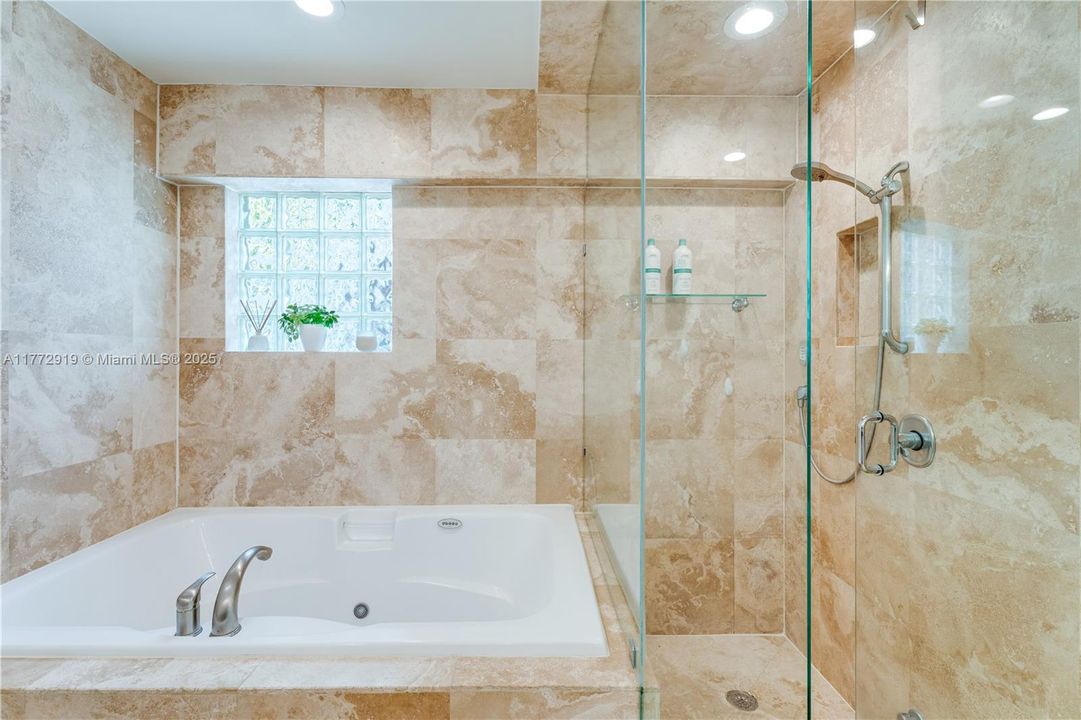 Vendido Recientemente: $1,099,000 (2 camas, 2 baños, 1469 Pies cuadrados)