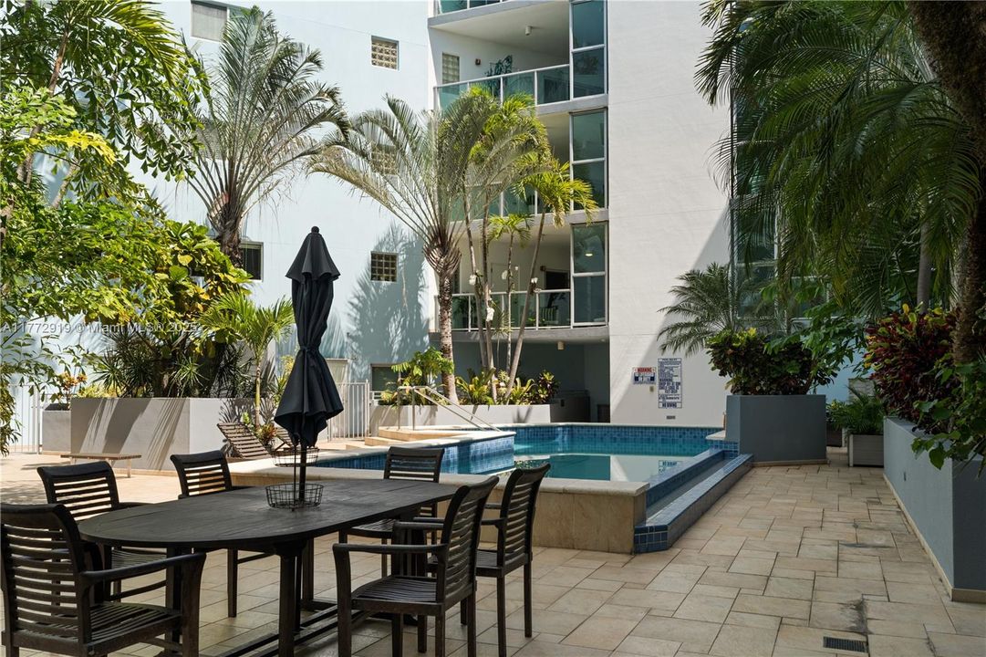 Vendido Recientemente: $1,099,000 (2 camas, 2 baños, 1469 Pies cuadrados)