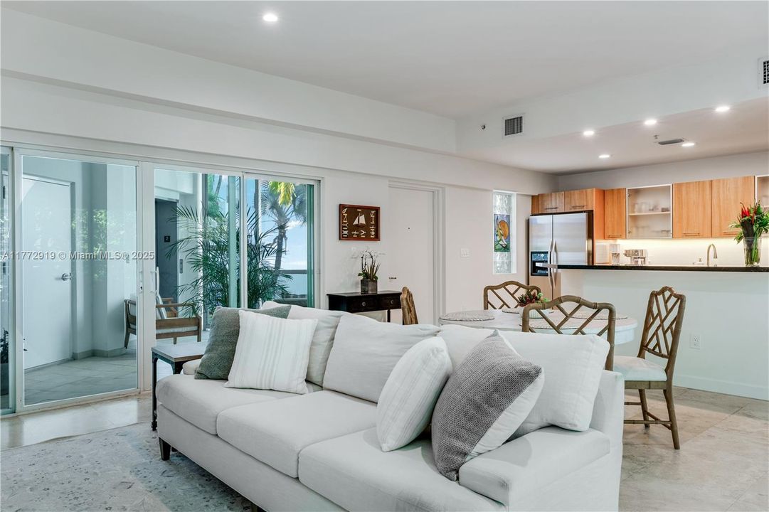 Vendido Recientemente: $1,099,000 (2 camas, 2 baños, 1469 Pies cuadrados)