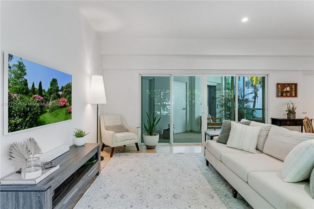 Vendido Recientemente: $1,099,000 (2 camas, 2 baños, 1469 Pies cuadrados)