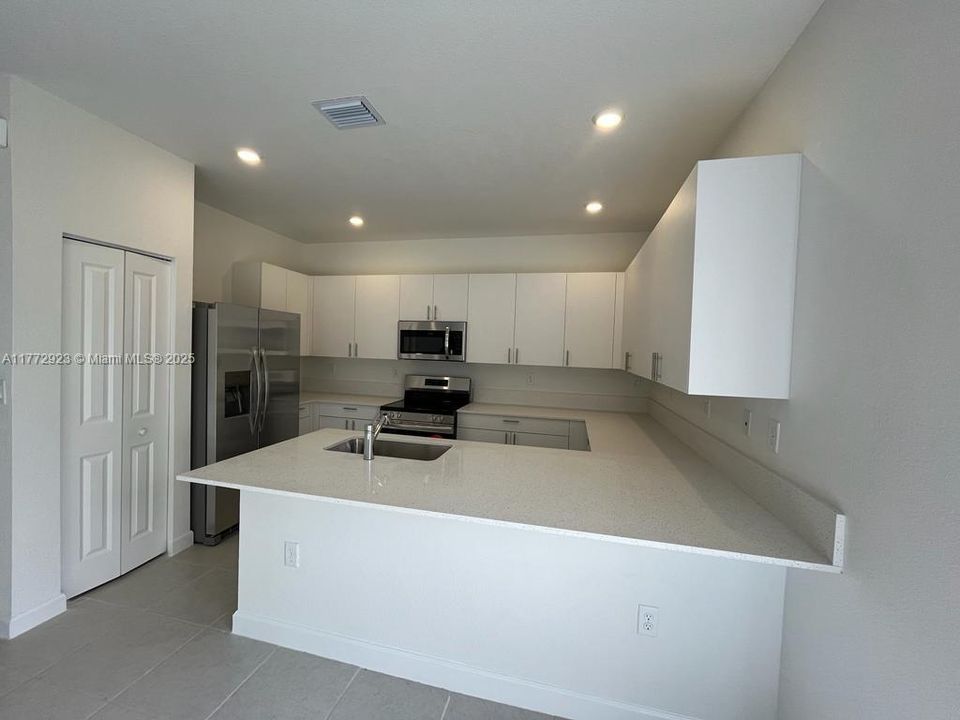 Recently Rented: $2,590 (3 beds, 2 baths, 1612 Square Feet)