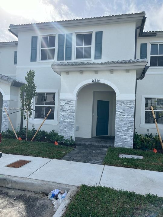 Recently Rented: $2,590 (3 beds, 2 baths, 1612 Square Feet)