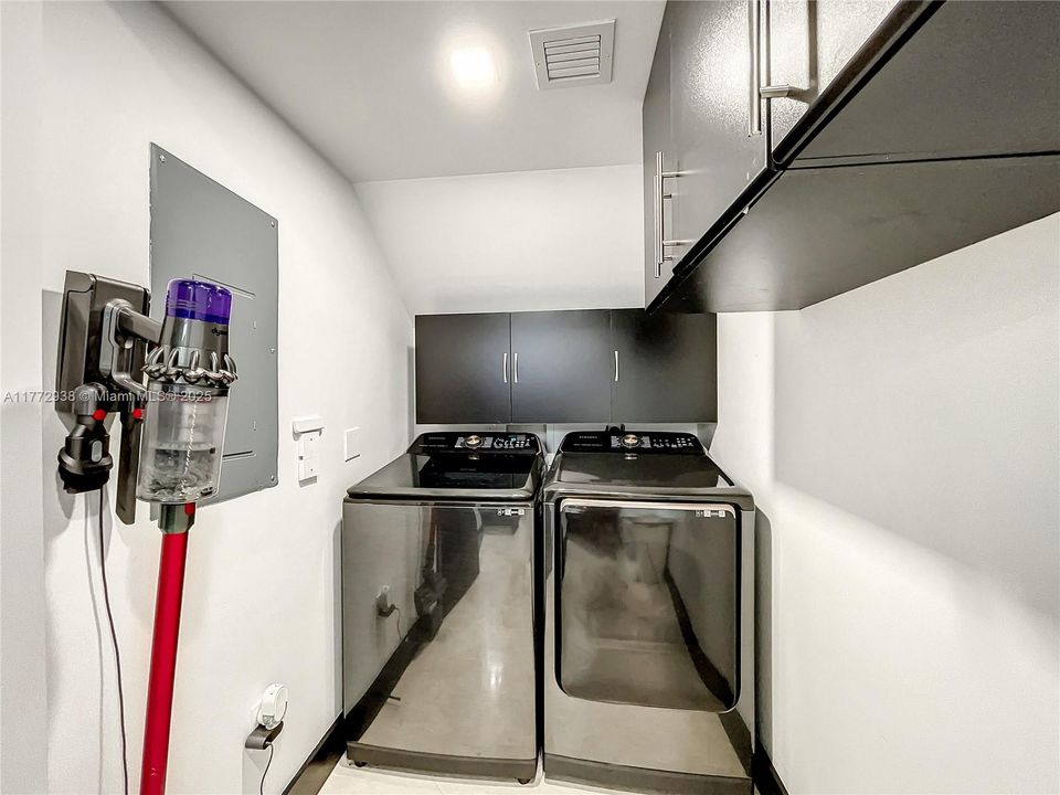 Recently Sold: $877,000 (3 beds, 2 baths, 2503 Square Feet)