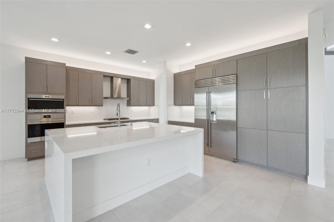 Recently Rented: $6,500 (5 beds, 7 baths, 4267 Square Feet)