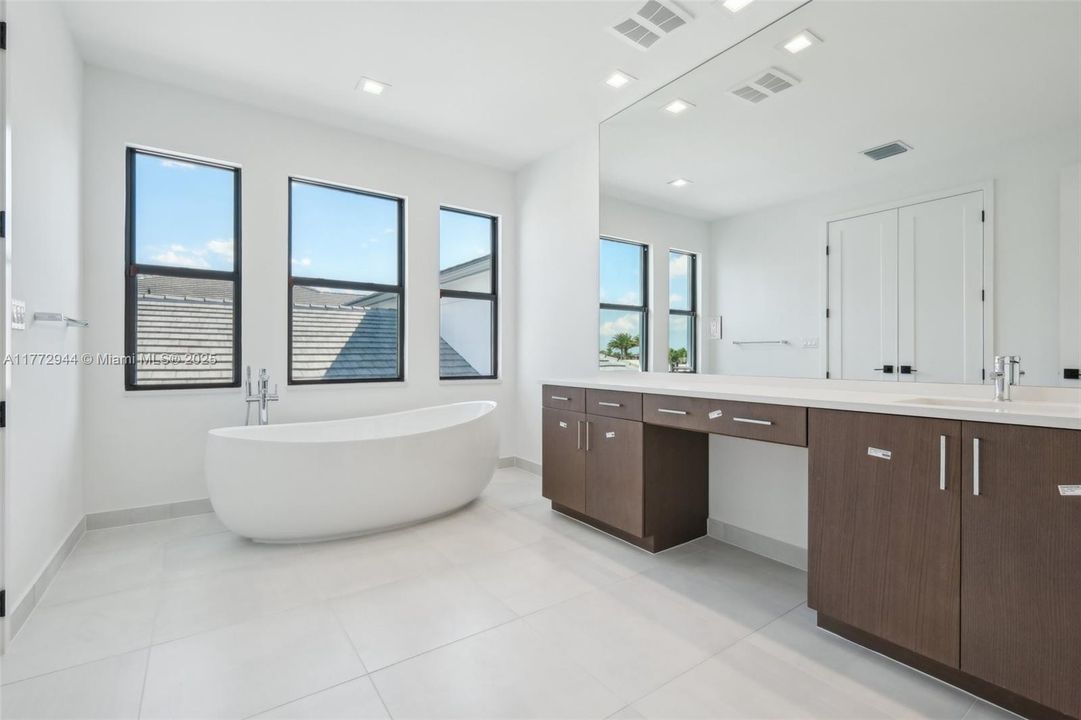 Recently Rented: $6,500 (5 beds, 7 baths, 4267 Square Feet)