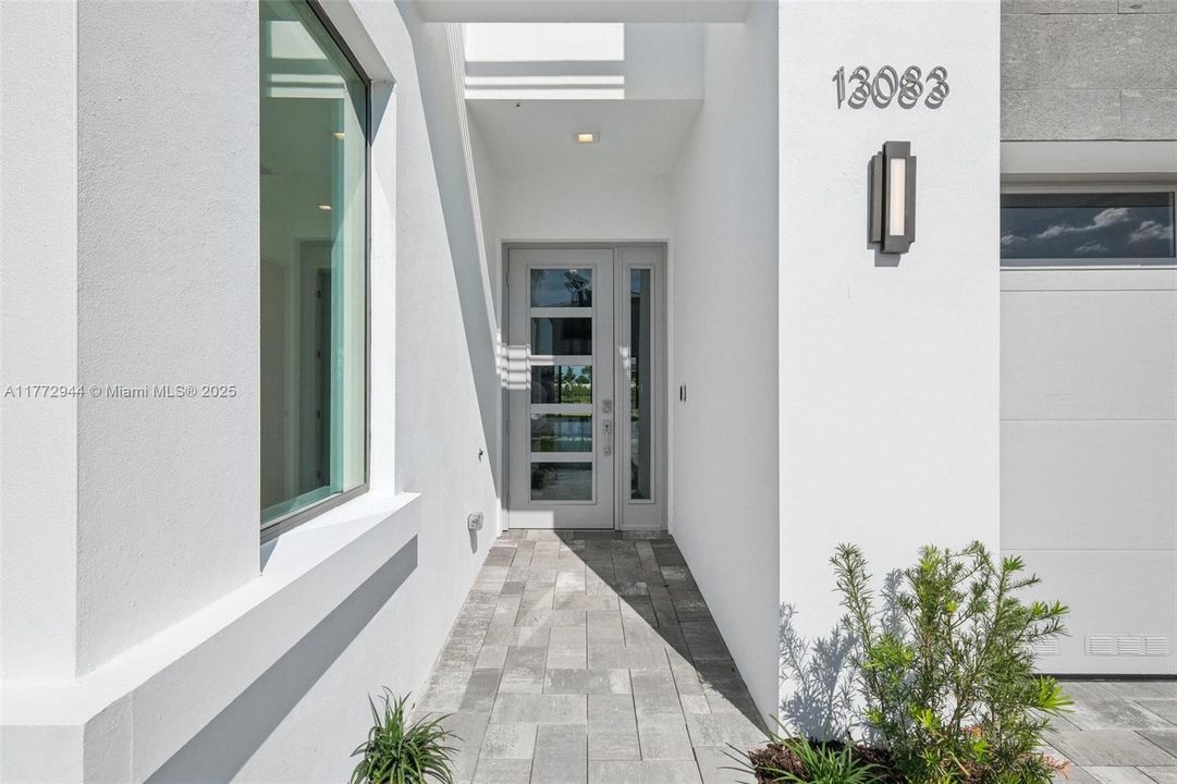 Recently Rented: $6,500 (5 beds, 7 baths, 4267 Square Feet)