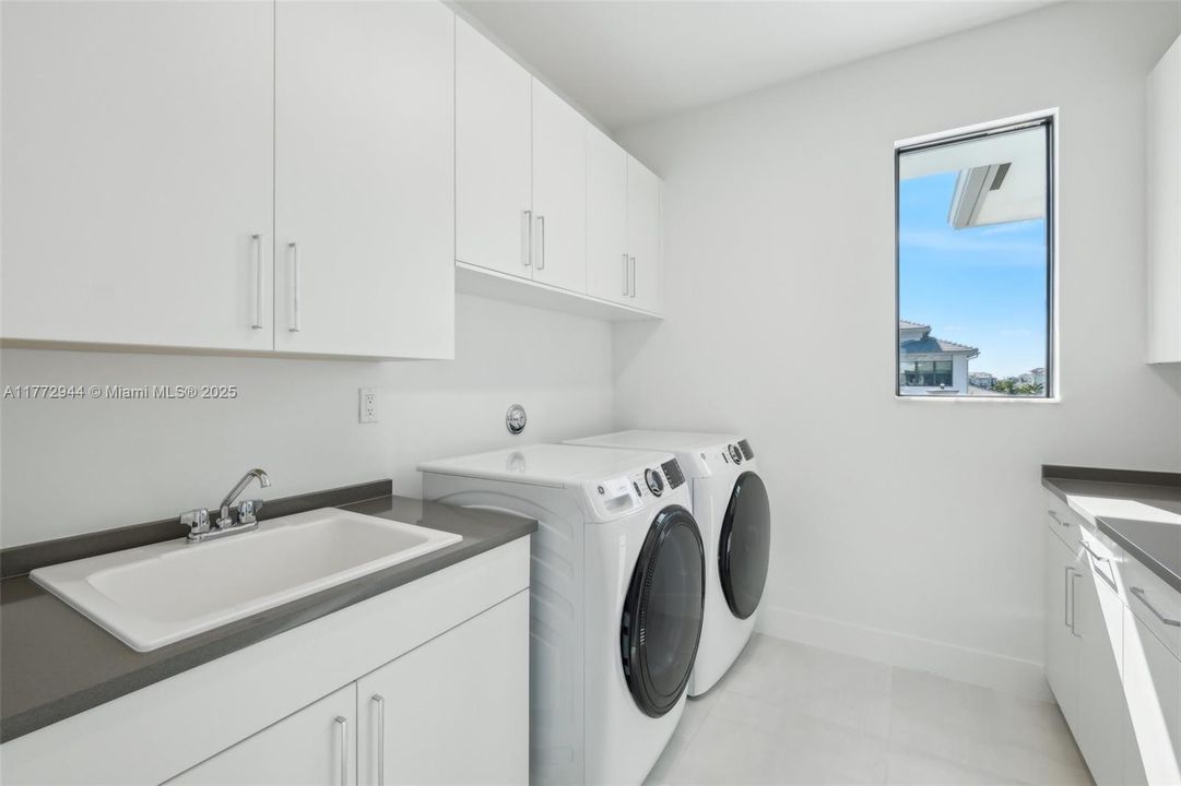 Recently Rented: $6,500 (5 beds, 7 baths, 4267 Square Feet)