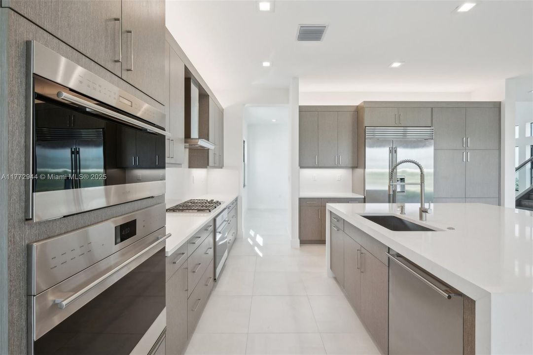 Recently Rented: $6,500 (5 beds, 7 baths, 4267 Square Feet)