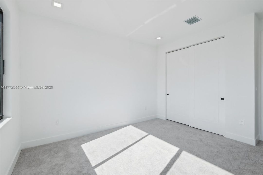 Recently Rented: $6,500 (5 beds, 7 baths, 4267 Square Feet)