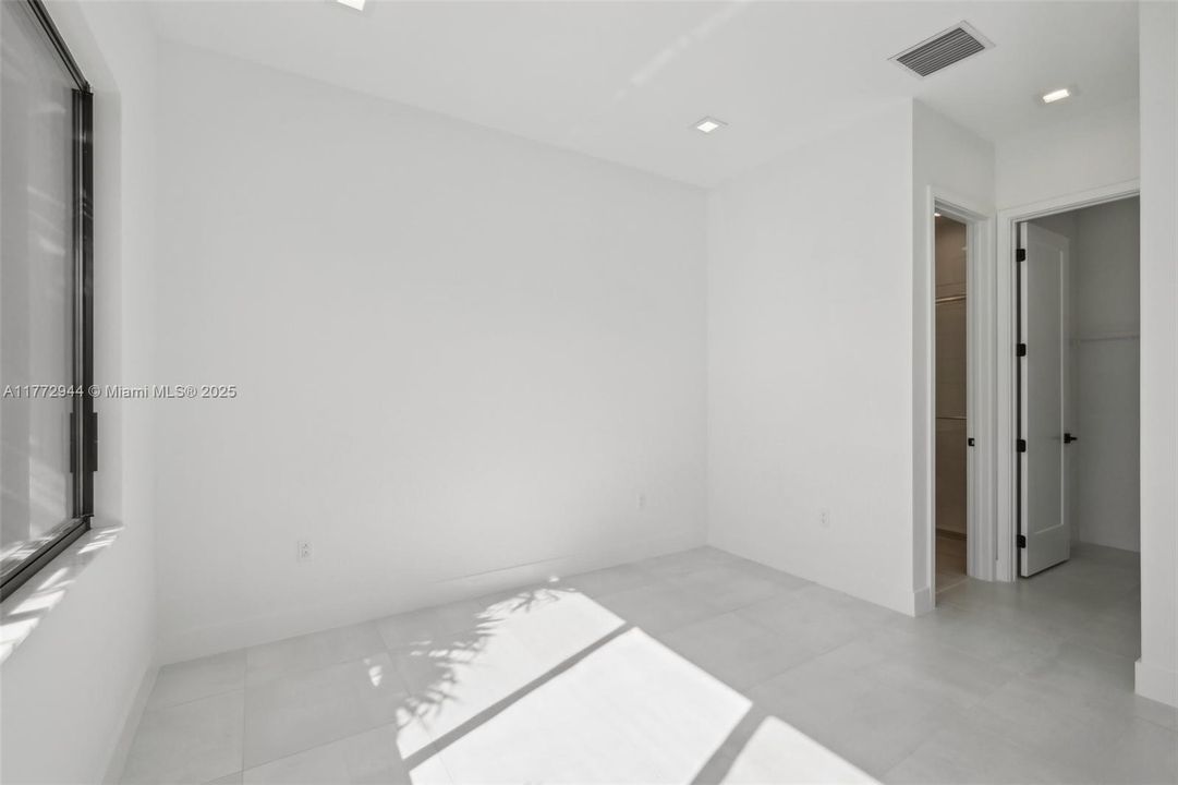 Recently Rented: $6,500 (5 beds, 7 baths, 4267 Square Feet)