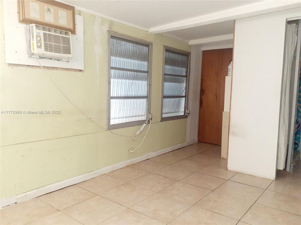 Vendido Recientemente: $99,900 (2 camas, 2 baños, 709 Pies cuadrados)