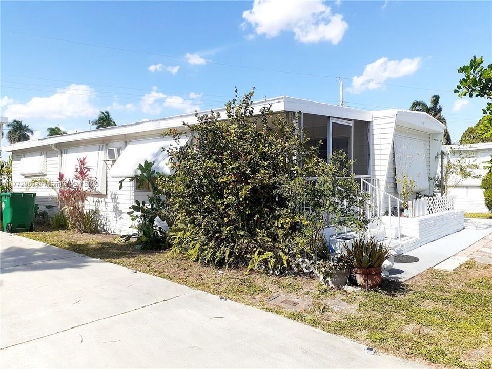 Vendido Recientemente: $99,900 (2 camas, 2 baños, 709 Pies cuadrados)