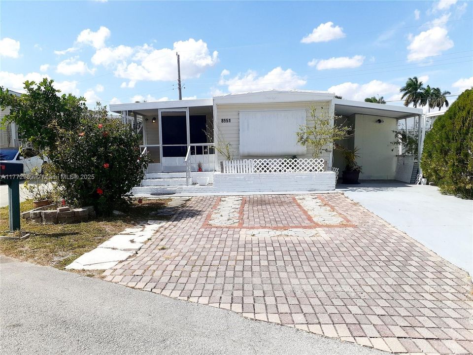 Vendido Recientemente: $99,900 (2 camas, 2 baños, 709 Pies cuadrados)