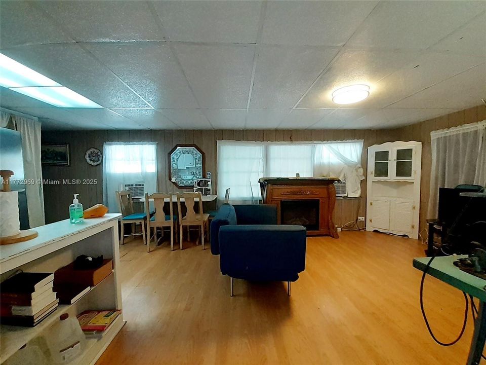 Vendido Recientemente: $99,900 (2 camas, 2 baños, 709 Pies cuadrados)