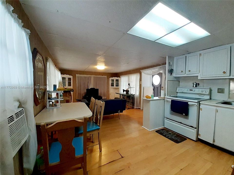 Vendido Recientemente: $99,900 (2 camas, 2 baños, 709 Pies cuadrados)