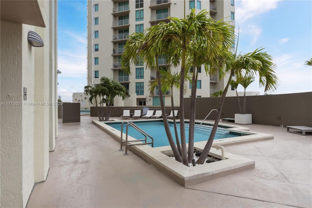 Recently Rented: $2,600 (1 beds, 1 baths, 928 Square Feet)