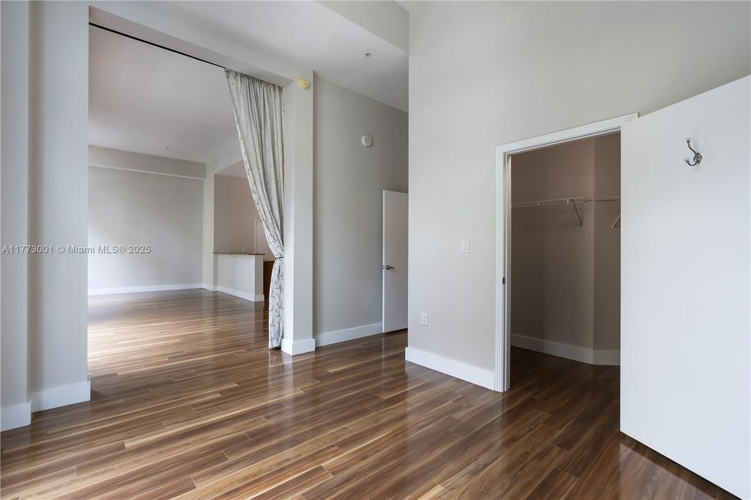 Recently Rented: $2,600 (1 beds, 1 baths, 928 Square Feet)