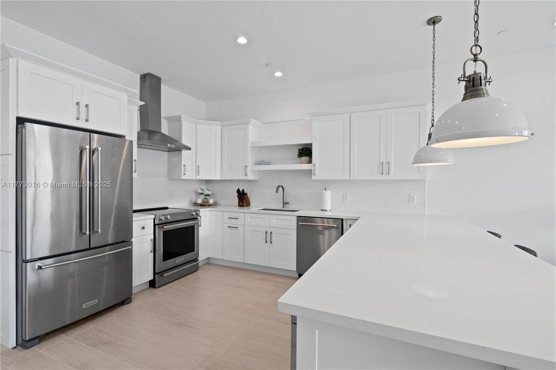 Vendido Recientemente: $1,099,000 (3 camas, 3 baños, 1680 Pies cuadrados)