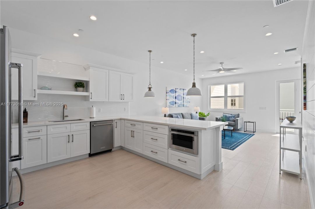 Vendido Recientemente: $1,099,000 (3 camas, 3 baños, 1680 Pies cuadrados)