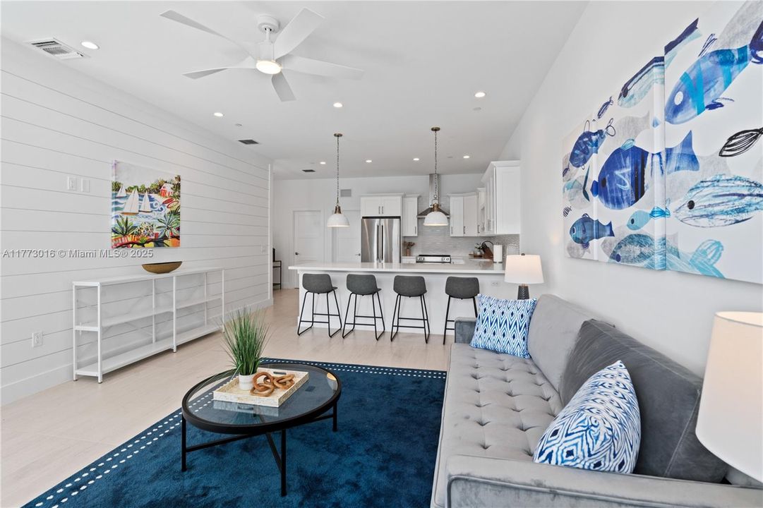 Vendido Recientemente: $1,099,000 (3 camas, 3 baños, 1680 Pies cuadrados)