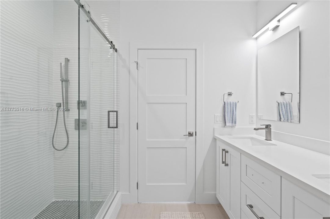 Vendido Recientemente: $1,099,000 (3 camas, 3 baños, 1680 Pies cuadrados)