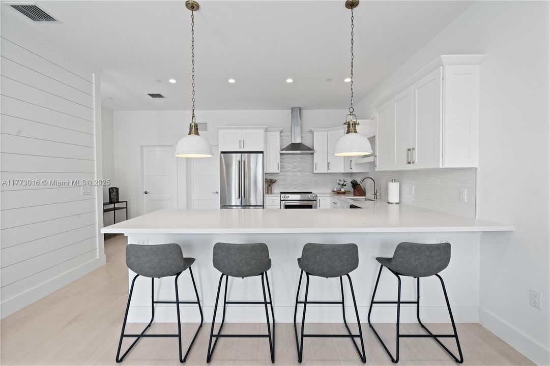 Vendido Recientemente: $1,099,000 (3 camas, 3 baños, 1680 Pies cuadrados)