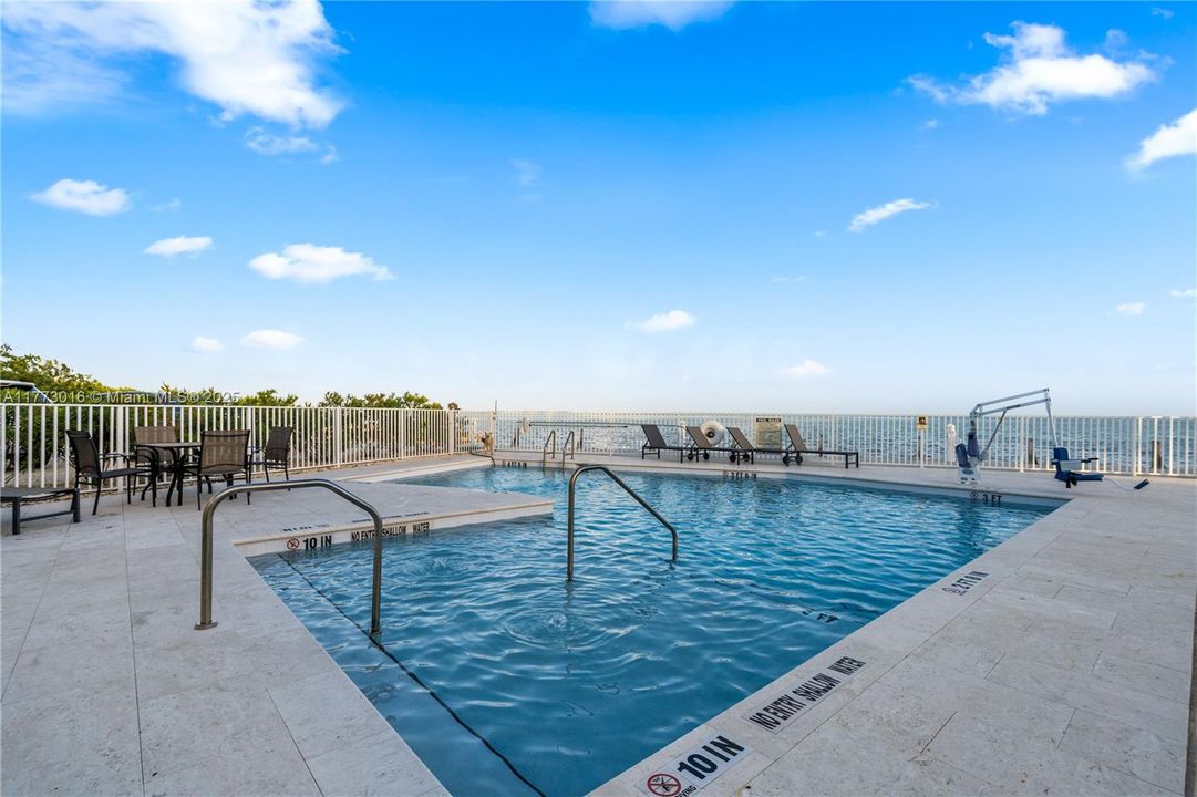 Vendido Recientemente: $1,099,000 (3 camas, 3 baños, 1680 Pies cuadrados)