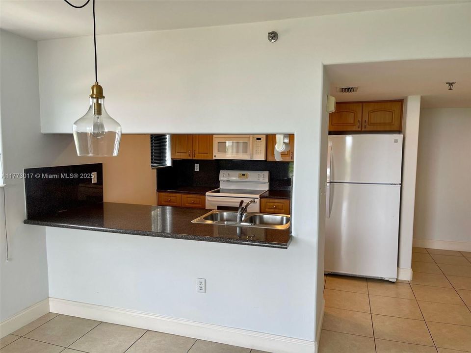 Недавно продано: $385,000 (1 спален, 1 ванн, 857 Квадратных фут)