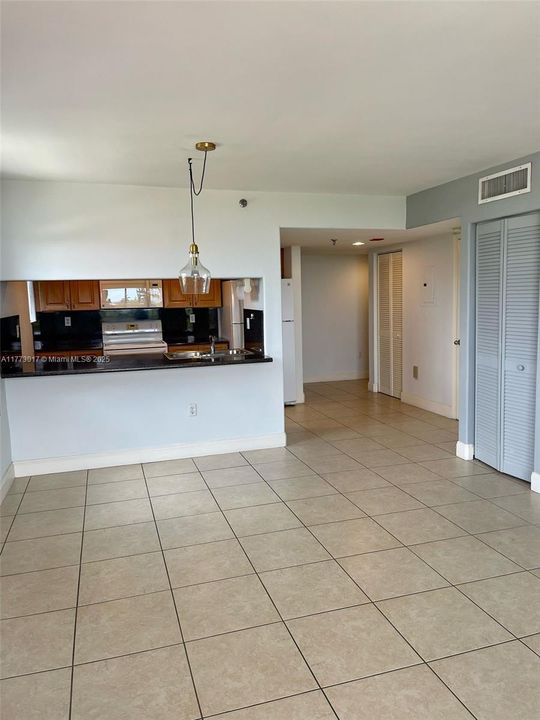 Недавно продано: $385,000 (1 спален, 1 ванн, 857 Квадратных фут)