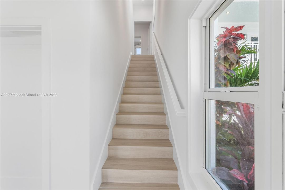 最近售出: $1,499,000 (3 贝兹, 3 浴室, 1680 平方英尺)