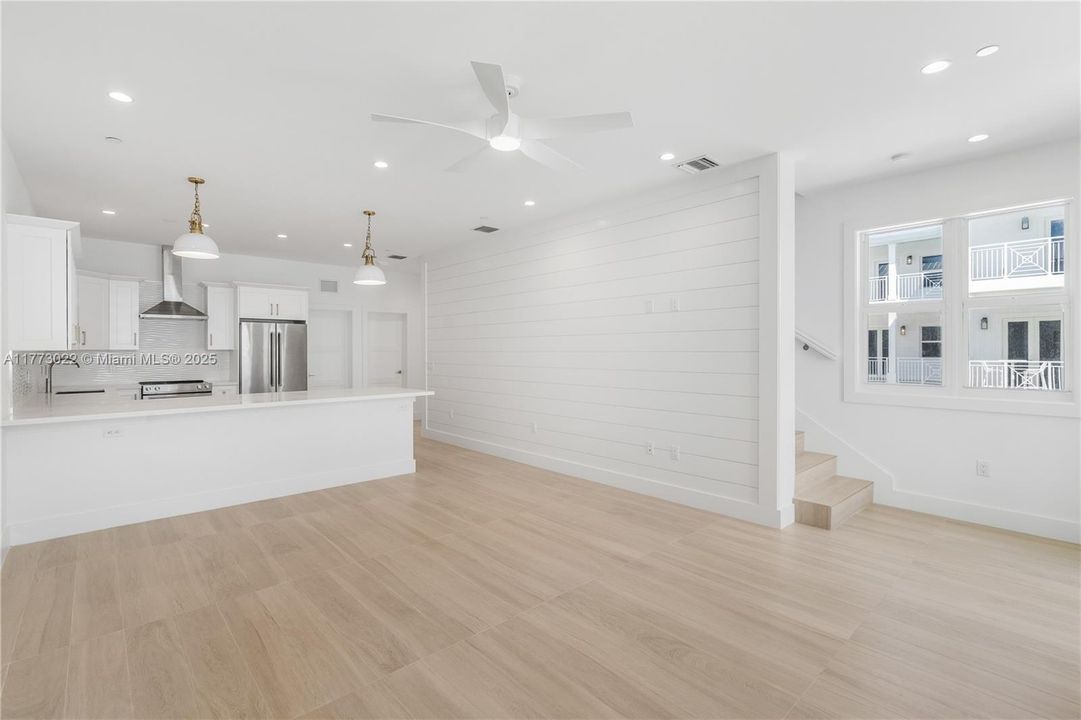 最近售出: $1,499,000 (3 贝兹, 3 浴室, 1680 平方英尺)