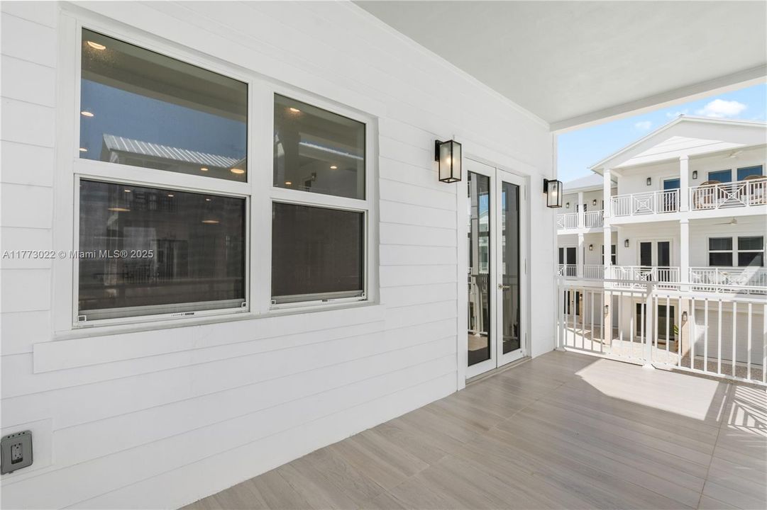 最近售出: $1,499,000 (3 贝兹, 3 浴室, 1680 平方英尺)