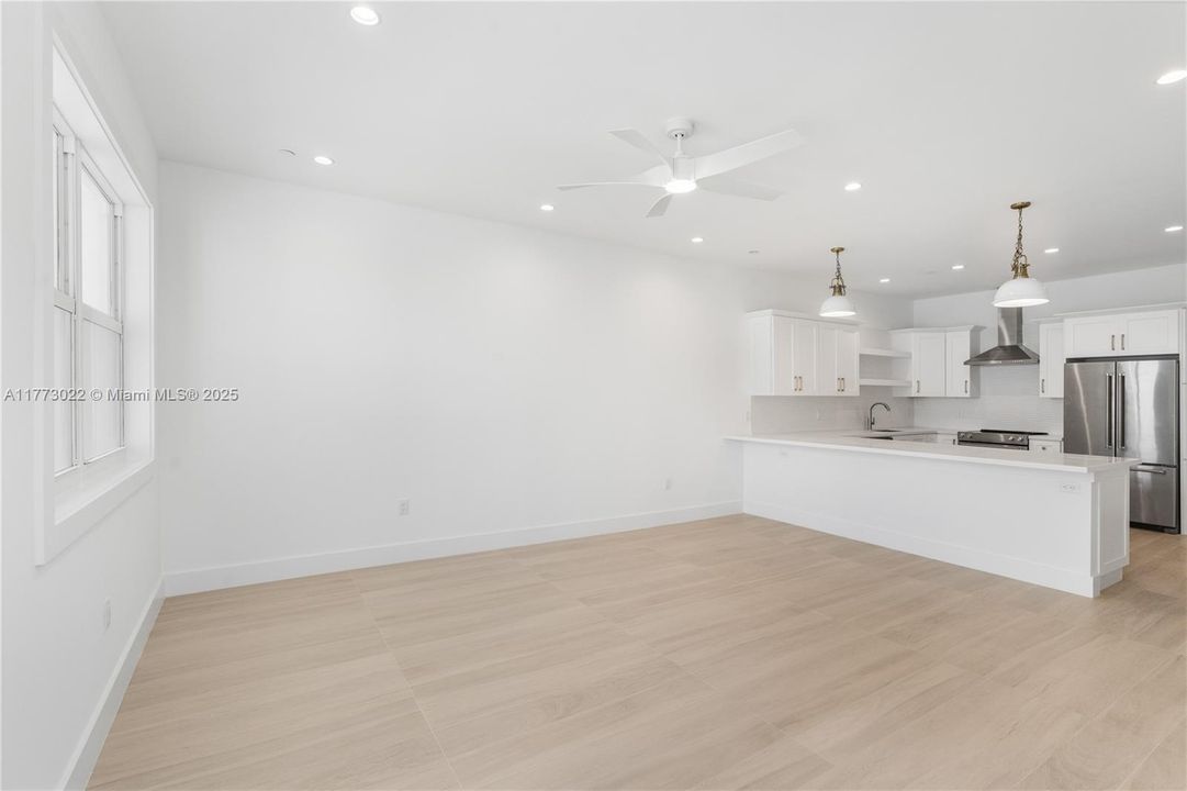 最近售出: $1,499,000 (3 贝兹, 3 浴室, 1680 平方英尺)