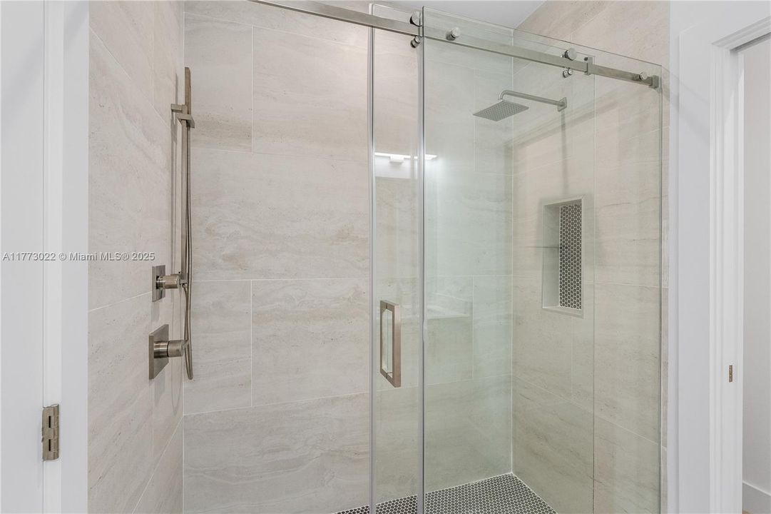 最近售出: $1,499,000 (3 贝兹, 3 浴室, 1680 平方英尺)