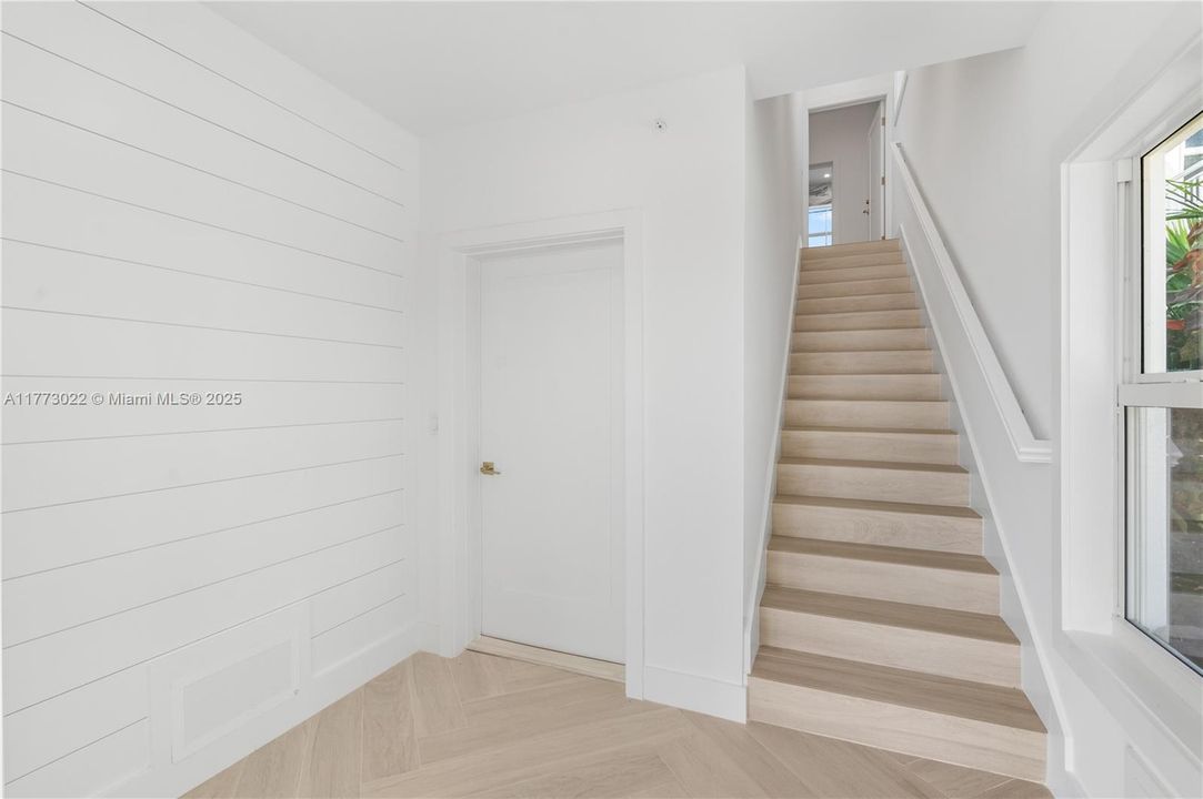 最近售出: $1,499,000 (3 贝兹, 3 浴室, 1680 平方英尺)