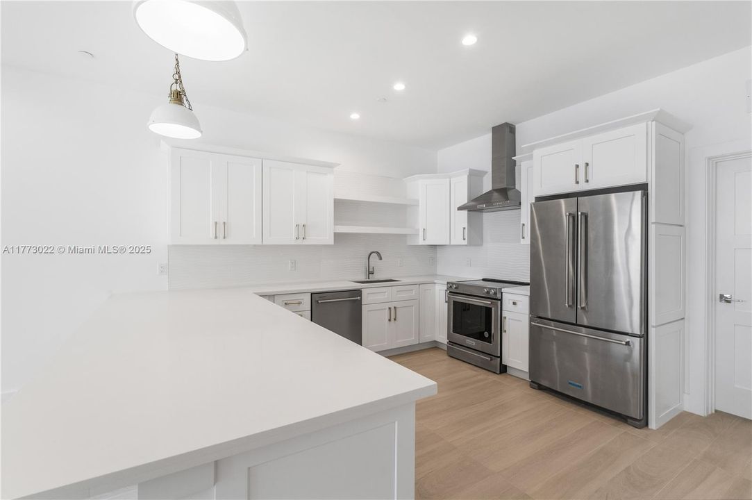 最近售出: $1,499,000 (3 贝兹, 3 浴室, 1680 平方英尺)