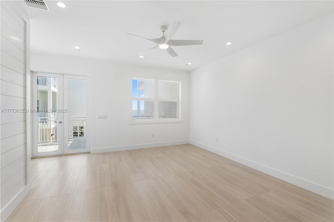 最近售出: $1,499,000 (3 贝兹, 3 浴室, 1680 平方英尺)