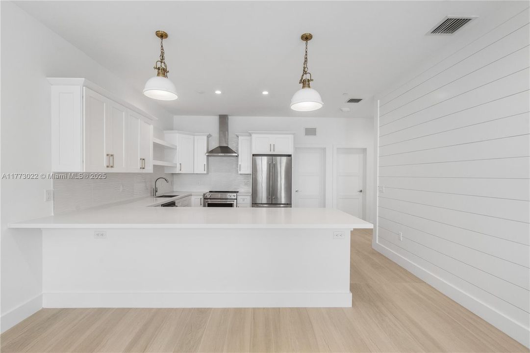 最近售出: $1,499,000 (3 贝兹, 3 浴室, 1680 平方英尺)