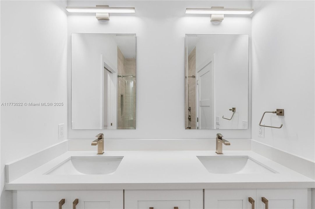 最近售出: $1,499,000 (3 贝兹, 3 浴室, 1680 平方英尺)