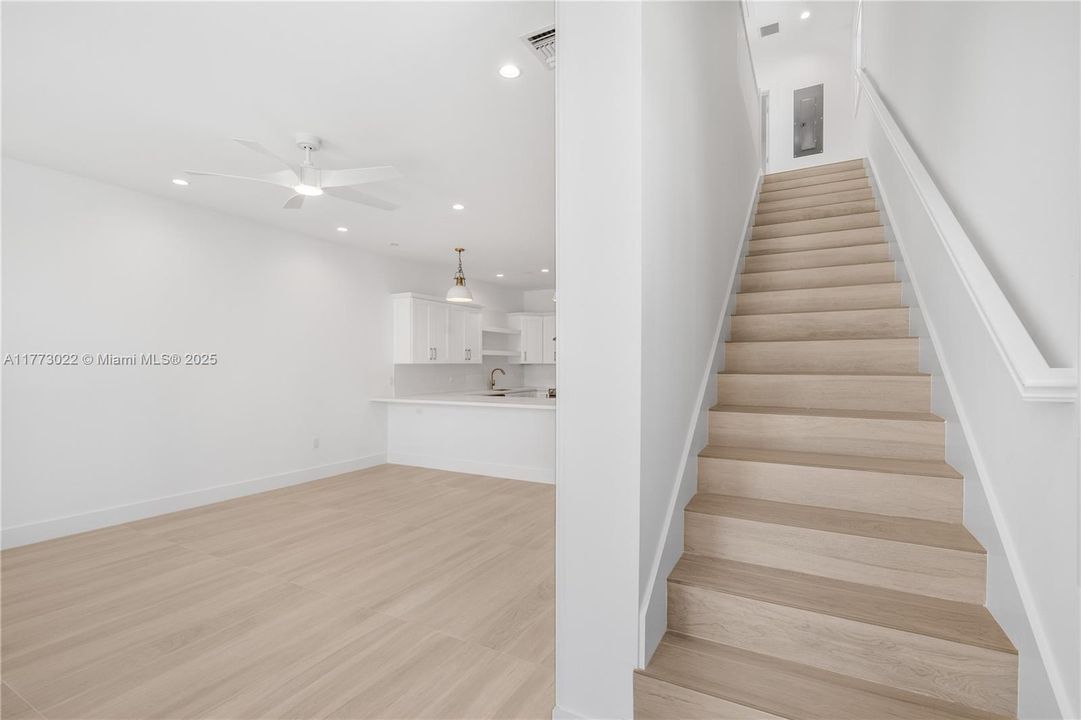 最近售出: $1,499,000 (3 贝兹, 3 浴室, 1680 平方英尺)