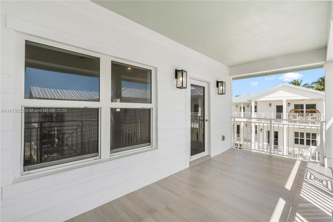 最近售出: $1,499,000 (3 贝兹, 3 浴室, 1680 平方英尺)