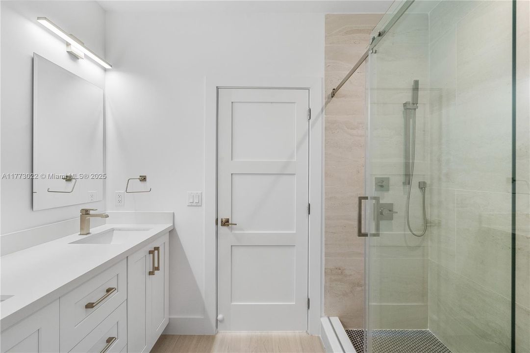 最近售出: $1,499,000 (3 贝兹, 3 浴室, 1680 平方英尺)